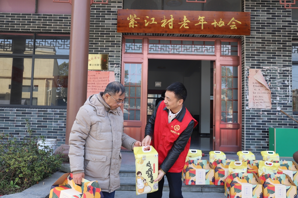 暖春意，敬老情-半岛最新官网_半岛online（中国）多年坚持慰问孤寡老人